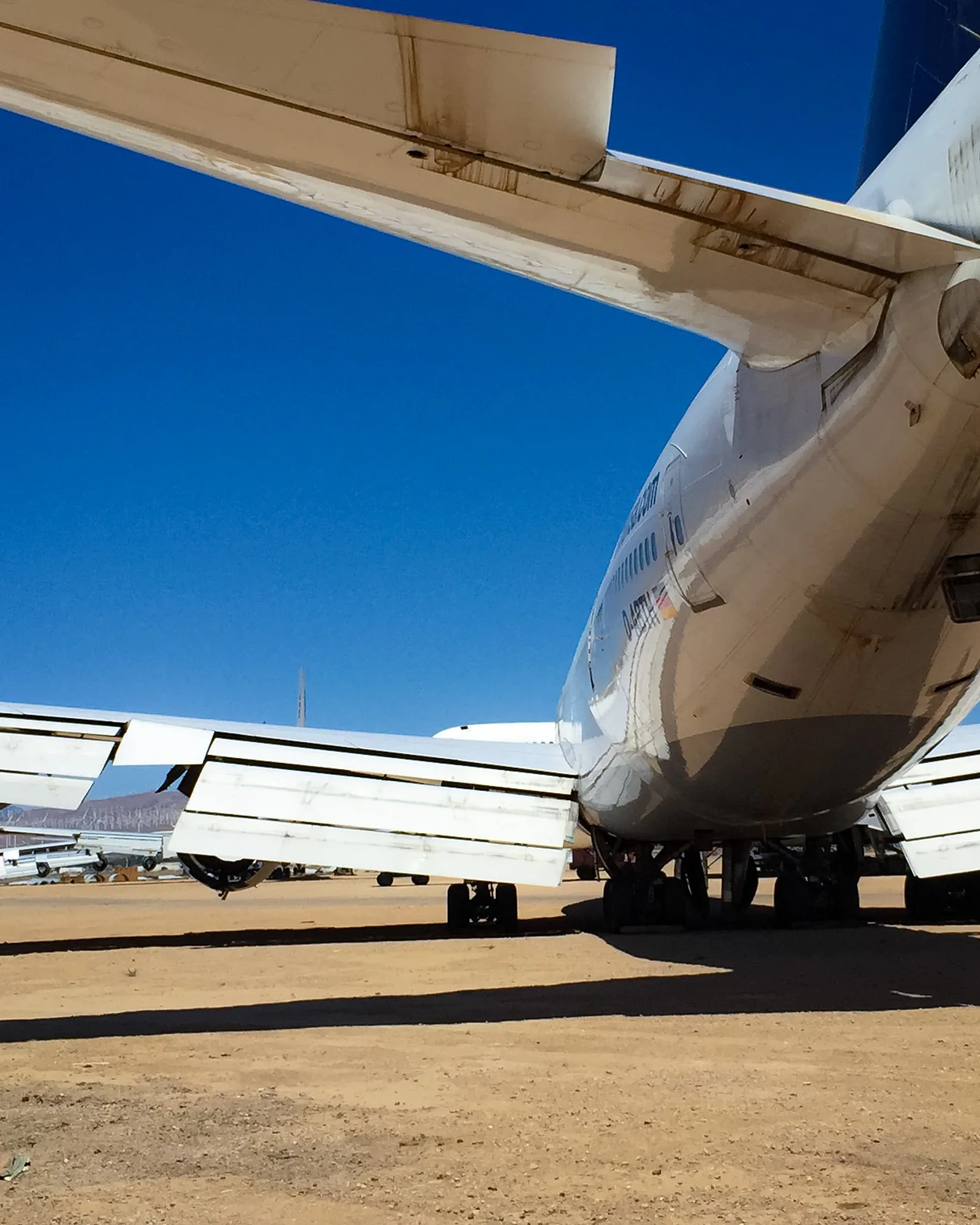 駐機した旅客機の主翼と胴体の下