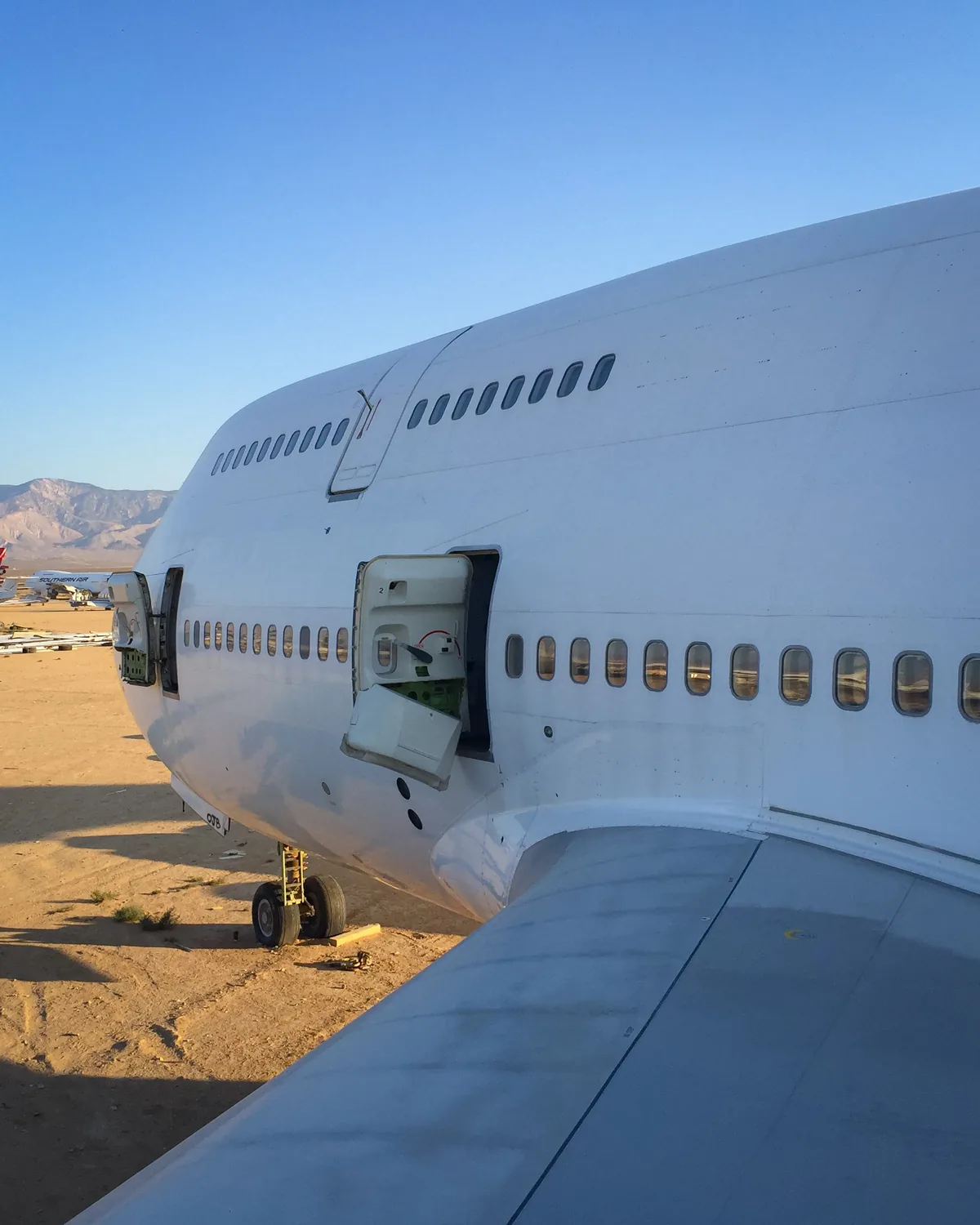 窓が並ぶ旅客機の胴体